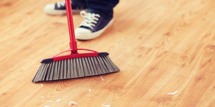 Feng Shui: el error al barrer que podría alejar la suerte y el dinero del hogar