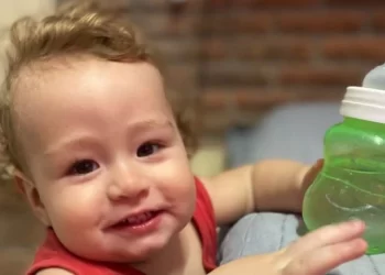 Un bebé de un año se atragantó con una uña postiza y murió