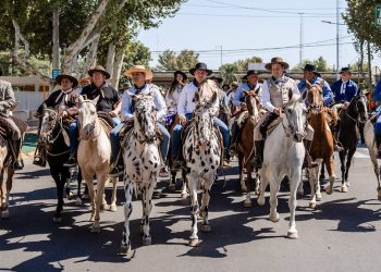 Marcelo Orrego encabezó la Cabalgata de Fe a la Difunta Correa con miles de jinetes