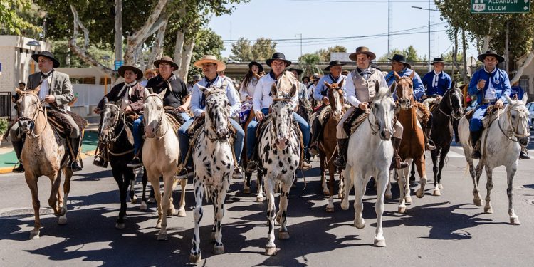 Marcelo Orrego encabezó la Cabalgata de Fe a la Difunta Correa con miles de jinetes