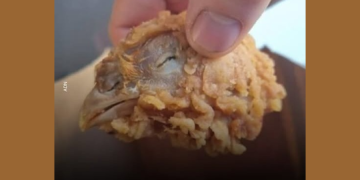 Repugnante: fue a comprar alitas y encontró una cabeza de pollo