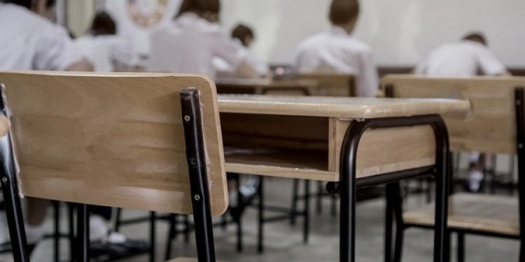 Alumno de 17 años se disparó delante de sus compañeros y lucha por su vida