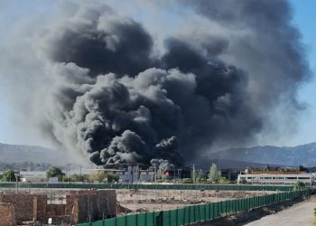 Devastador incendio en el Parque Industrial de Chimbas: pérdidas totales en un galpón con materiales inflamables