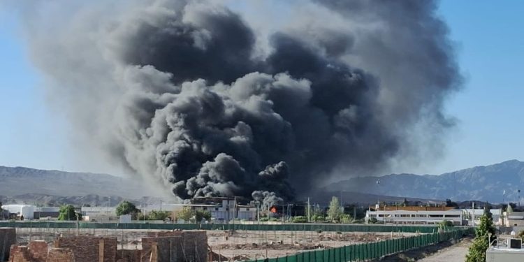 Devastador incendio en el Parque Industrial de Chimbas: pérdidas totales en un galpón con materiales inflamables