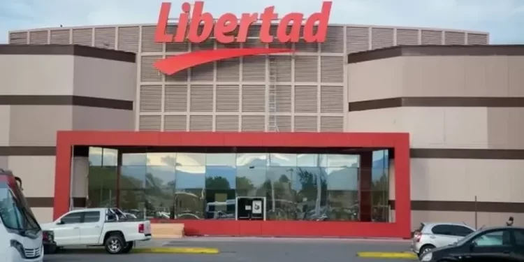 La Anónima avanza en el interior: compra hipermercados Libertad y suma más de 1.600 empleados