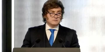 Inflación en Argentina: Milei destacó la baja en mayoristas y prevé caída en precios al consumidor