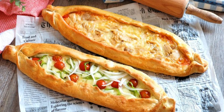 Cómo hacer la pizza turca con forma de barquito en casa