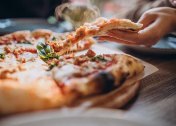 Una mujer murió y más de 100 personas sufrieron intoxicación tras comer en una pizzería