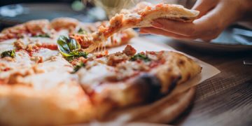 Una mujer murió y más de 100 personas sufrieron intoxicación tras comer en una pizzería