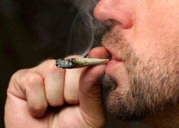 Golpeó a su mujer porque lo grabó mientras armaba un “porro”