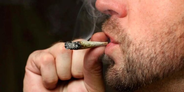 Golpeó a su mujer porque lo grabó mientras armaba un “porro”