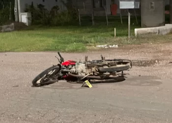 Un motociclista de 50 años murió tras perder el control y caer sobre el asfalto