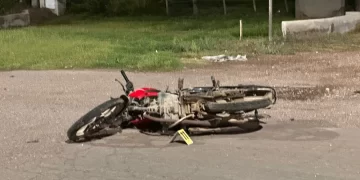 Un motociclista de 50 años murió tras perder el control y caer sobre el asfalto