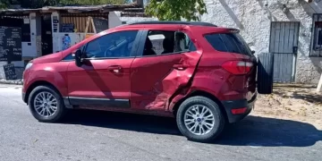 Grave siniestro vial en Rawson: un joven motociclista está en estado crítico