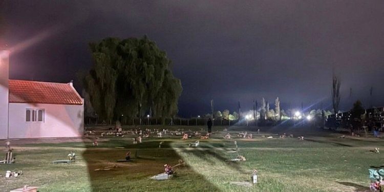 Conmoción en Jáchal: captaron una misteriosa figura en el cementerio de madrugada