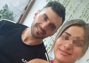 Apuñaló a su pareja, su hija escapó del auto en movimiento y el agresor se suicidó