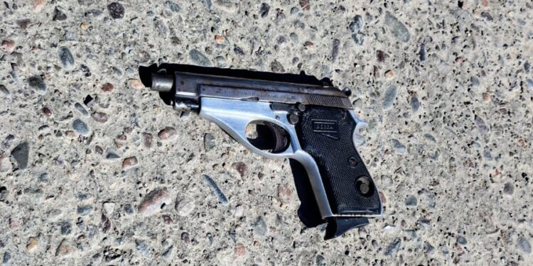 Detienen a un mayor y un menor por intento de robo con arma de fuego