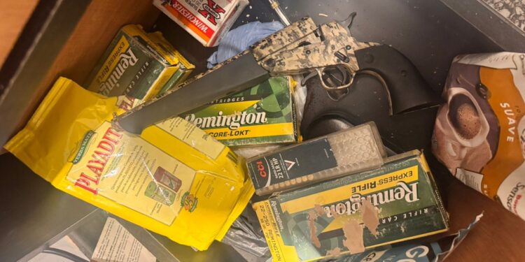 Encontraron un arma en una oficina y detuvieron a un hombre de 38 años