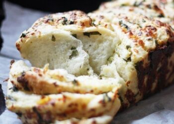 Pan de ajo casero en minutos: la receta fácil con 7 ingredientes que es furor