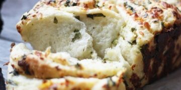 Pan de ajo casero en minutos: la receta fácil con 7 ingredientes que es furor