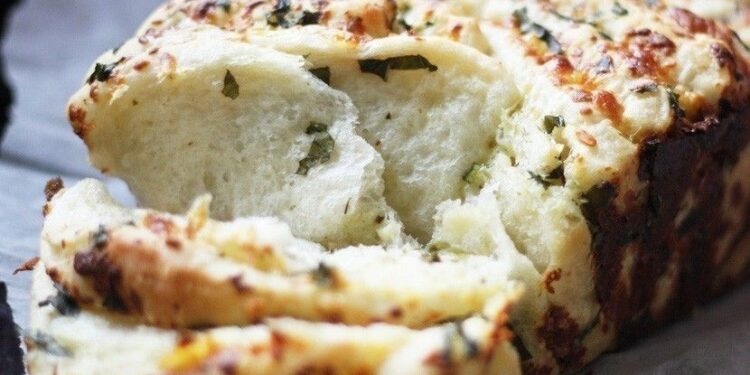 Pan de ajo casero en minutos: la receta fácil con 7 ingredientes que es furor