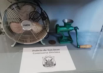 Dos sujetos dejaron bolsas con elementos de dudosa procedencia en 25 de Mayo