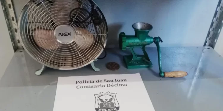 Dos sujetos dejaron bolsas con elementos de dudosa procedencia en 25 de Mayo