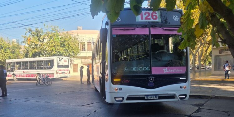 Grave choque en San Juan: una mujer está en estado crítico tras ser atropellada por un colectivo