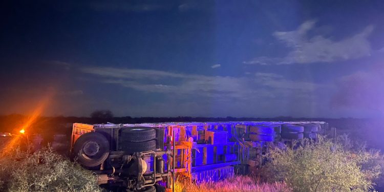 Impactante vuelco en San Juan: un camión cargado con nuez volcó en la Ruta 20