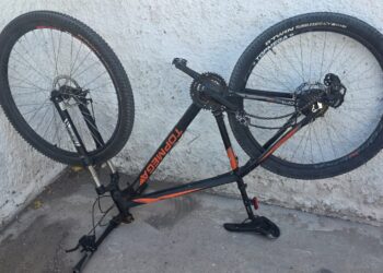 Encuentran una bicicleta abandonada en plena calle