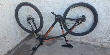 Encuentran una bicicleta abandonada en plena calle