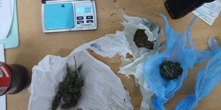 Intentó escapar en moto y cayó con droga