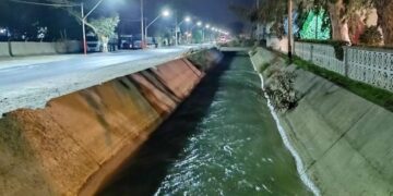 La policía salvó a un hombre que se arrojó a un canal