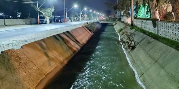 La policía salvó a un hombre que se arrojó a un canal