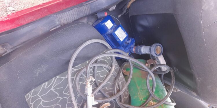 Detienen a dos hombres tras forzar el baúl de un auto en un edificio