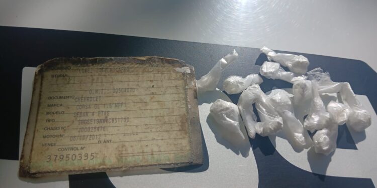 Operativo en Ruta 60: detienen a un joven con 12 envoltorios de sustancia sospechosa en su auto