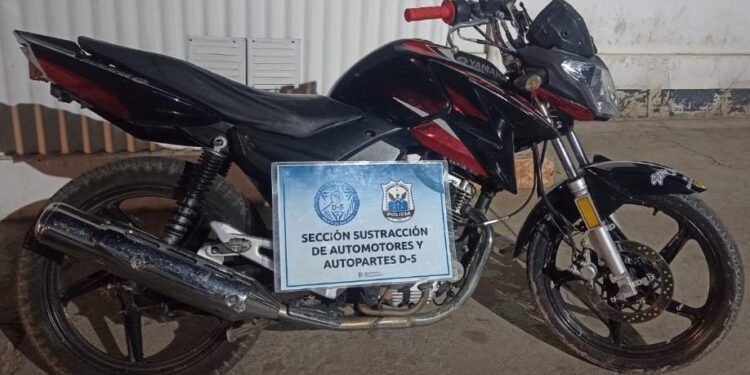 Detienen a dos hombres y secuestran armas de fuego y blancas