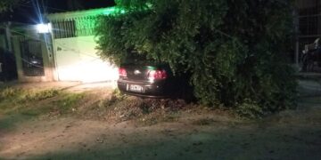 Violento impacto en Caucete: un auto terminó incrustado en una vivienda