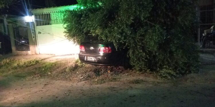 Violento impacto en Caucete: un auto terminó incrustado en una vivienda