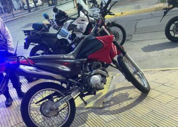 Moto robada recuperada en Capital: interceptaron a un hombre que circulaba como acompañante