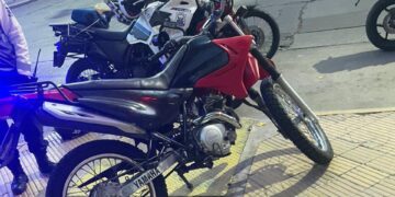 Moto robada recuperada en Capital: interceptaron a un hombre que circulaba como acompañante
