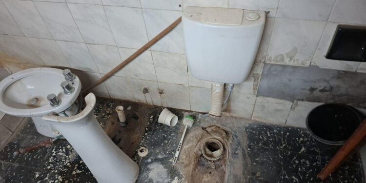 Intentó robar un inodoro y un lavamanos: fue detenido tras intentar escapar