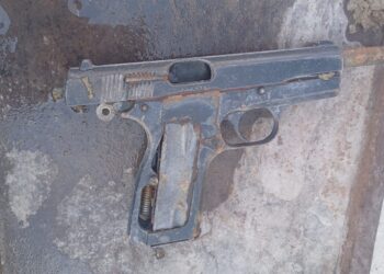 Encontraron una pistola 9 mm en un canal mientras una vecina regaba