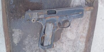 Encontraron una pistola 9 mm en un canal mientras una vecina regaba