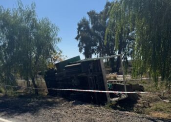 Tragedia en Sarmiento: un muerto y cinco heridos tras el vuelco de un camión