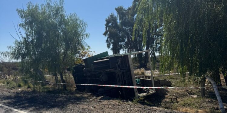 Tragedia en Sarmiento: un muerto y cinco heridos tras el vuelco de un camión