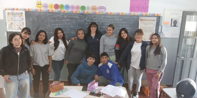 Carolina González y sus alumnos de 6° de este año