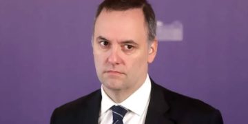 Manuel Adorni bajo la lupa: investigan más de 10 viajes al exterior y piden nuevas pruebas