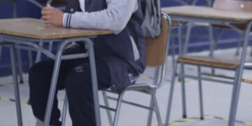 Pánico en una escuela: un alumno de 13 años llevó un arma casera al aula