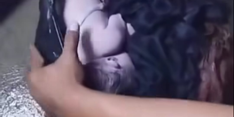 Hallaron a una bebé recién nacida con vida dentro de un basurero